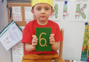 chłopiec pokazuje cyfrę sześć